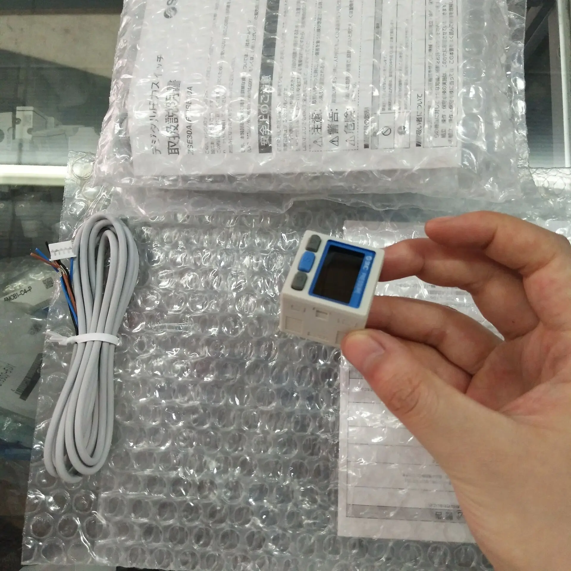 

Free shipping new Japan imported SMC solenoid valve ISE30A-C6L-P ISE30A-C6L-P-L ZSE30A-0-E-G