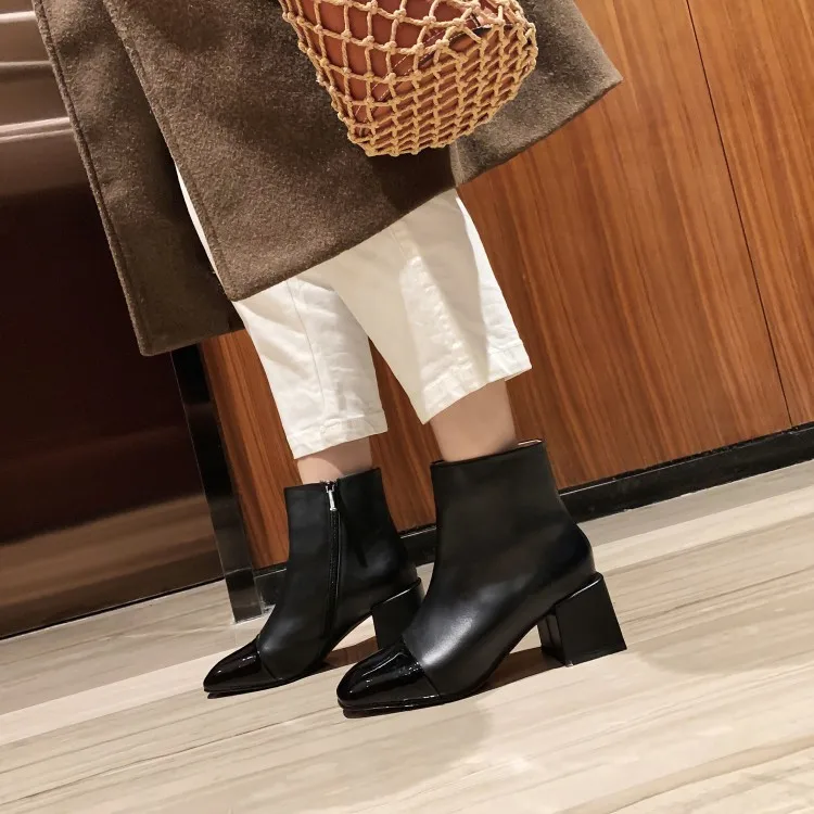 Классические ботильоны белого и черного цвета с блокировкой удобные зимние