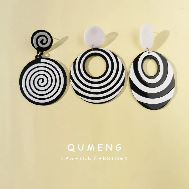QUMENG 2020 корейские круглые серьги гвоздики в стиле панк черные и белые Спиральные