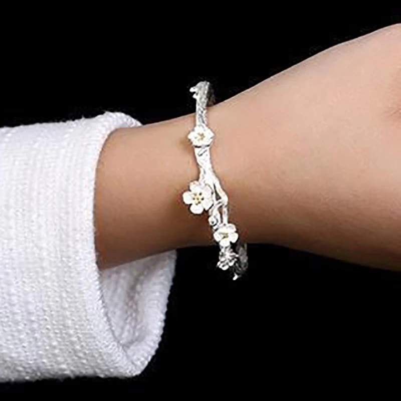 

New new plum blossom gilded Bracelet Chinese style retro adjustable lady charm elegant original brand jewelry