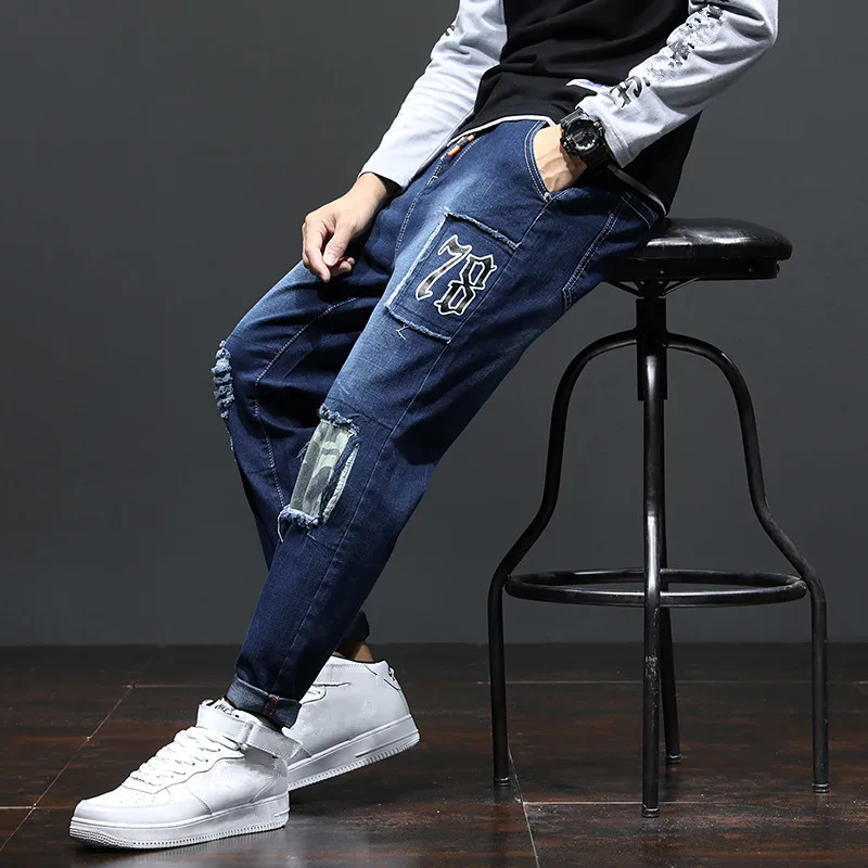 

Новые джинсы для мужчин, рваные тонкие синие Черные мужские джинсовые штаны с принтом, Мужская модная одежда для отдыха, стильная одежда в с...
