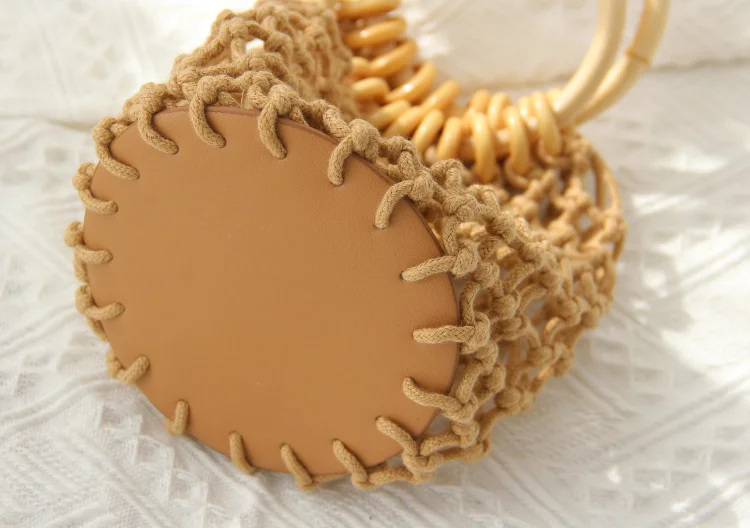 

2021 Fashion Hollow Out Woven Handbag Wooden Ring Handle Mini Tote Daily Life Bucket Bag Seaside Vacation Wrist Pack For Ladies