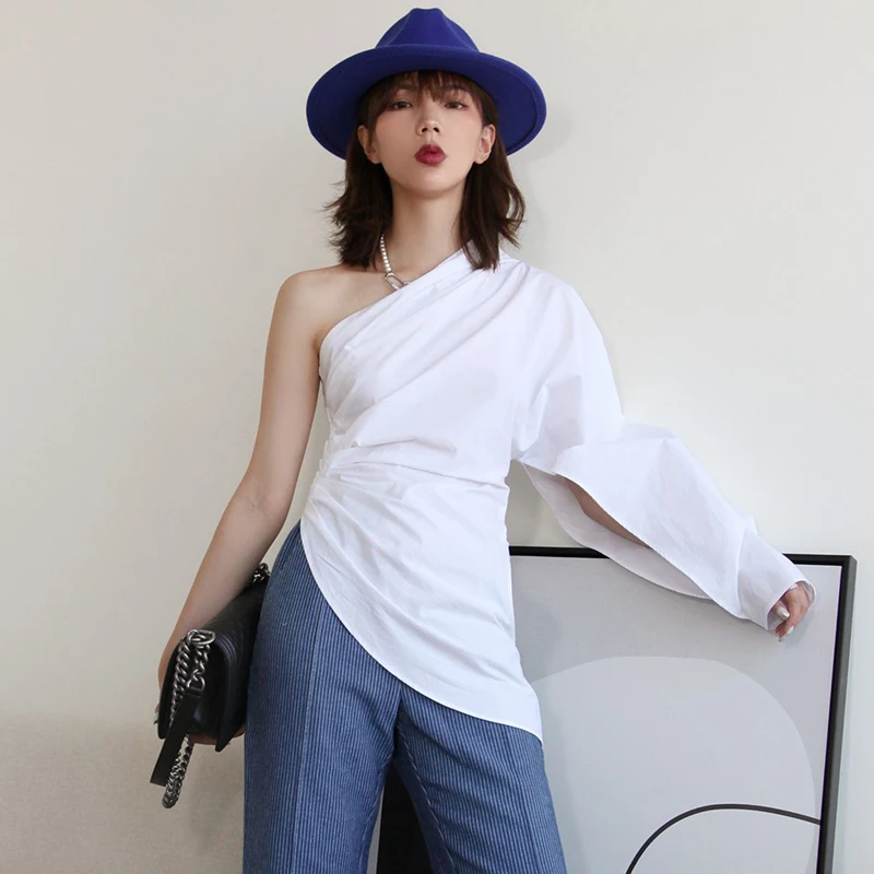 Женская Повседневная футболка TWOTWINSTYLE белая с длинным рукавом и асимметричным