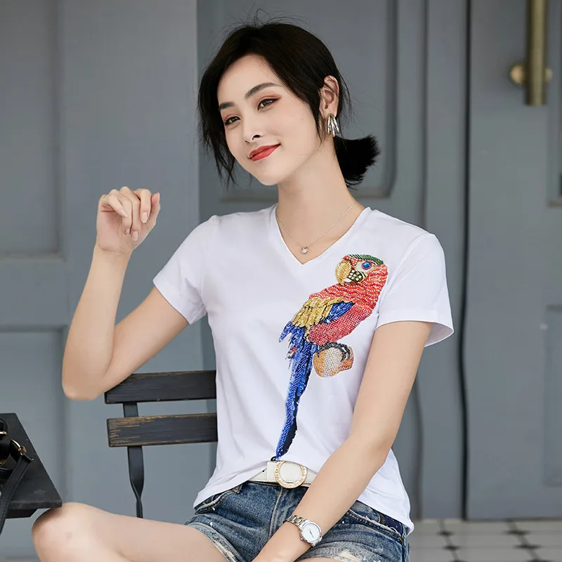 

2020 Summer Short Sleeve T-shirt Female Fashion Cartoon Heavy Beaded V-neck Large Parrot Wild Blouses