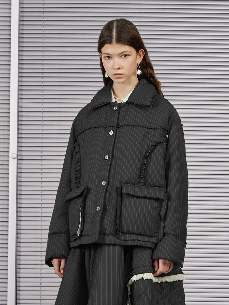 

Куртка IRINACH304 женская с рюшами, пуховик оверсайз в темно-серую полоску, оригинальный дизайн, Осень-зима 2020
