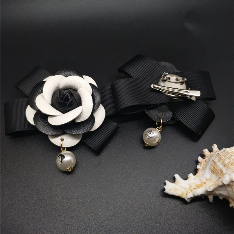 IN Stock Female All Match Charm Camellia Flower Brooch Quality Leather Black&White&Rose&Mix Cloth Bow Pearl Women Diy Brooches - Окраска металла: black white
