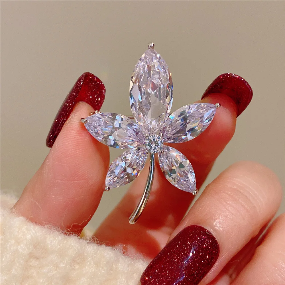 

Super flash lovely zircon maple leaf anti light Brooch Versatile neckline pin buckle net red fashion corsage girl