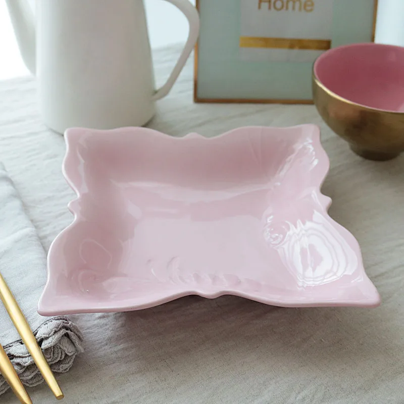 Нестандартная керамическая десертная тарелка розовая бабочка глубокая с