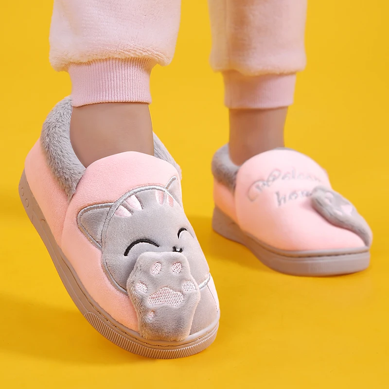 Pink Зимние детские тапочки для мальчиков и девочек; обувь с героями мультфильмов; яркие цвета; домашние тапочки с котом; Детские теплые милые домашние Нескользящие тапочки; Zapatillas - Цвет: Pink