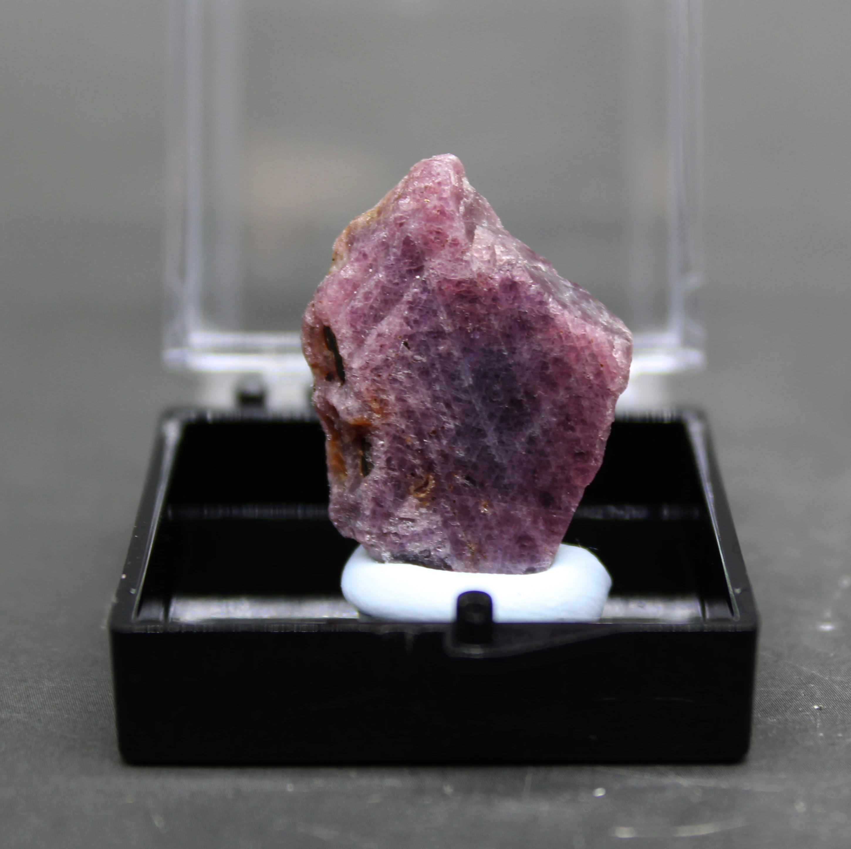 Шероховатый минеральный образец из 100% натурального МАКАРСКОГО рубина и