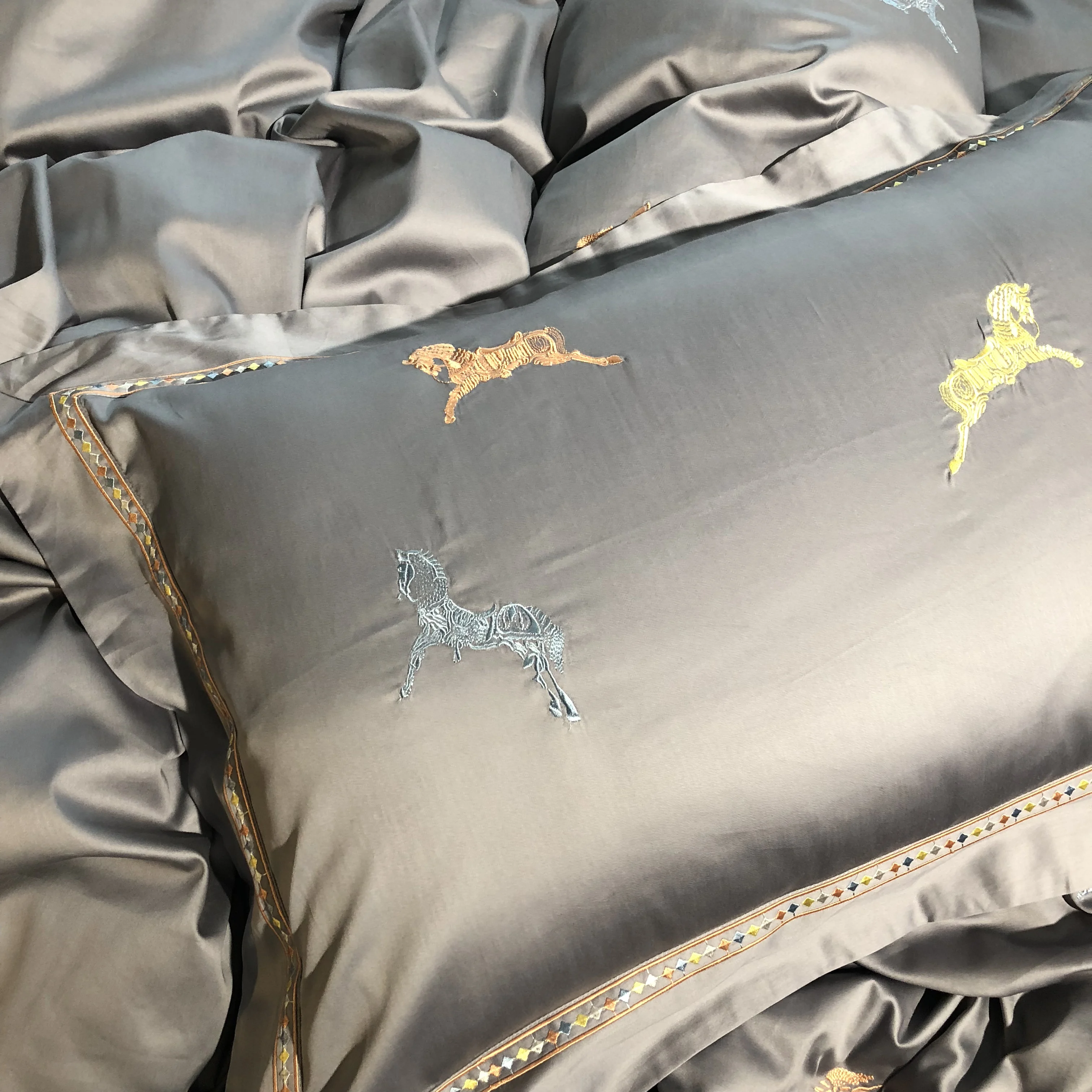 Роскошный комплект постельного белья из 4 предметов яркий красный пододеяльник