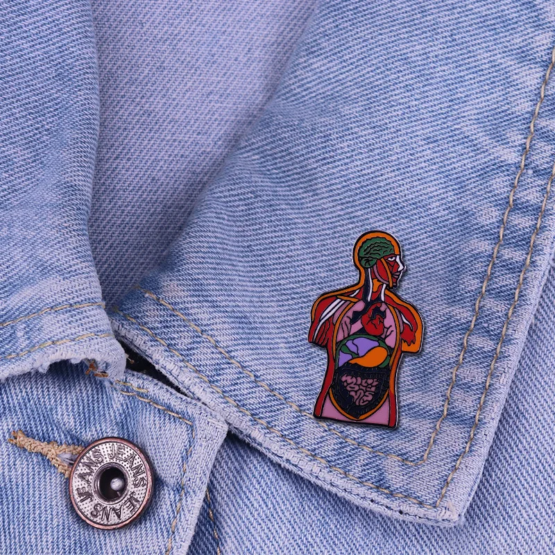 Отличное качество разобранных ребер, груди и сердца лягушки человека - эмалированная булавка на рубашку, сумку или брошь в подарок для врачей и медсестер.