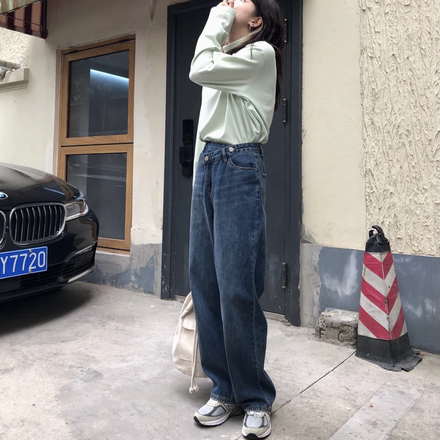 Джинсовые брюки небольшого размера потертые темно-синие джинсы женские