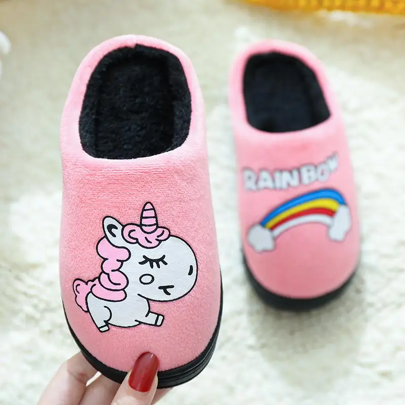 Pink unicorn 1 Зимние детские тапочки для девочек с единорогом, с рисунком панды, динозавра, щенка, хлопковая домашняя обувь, теплые плюшевые домашние тапочки для детей - Цвет: Pink unicorn 1