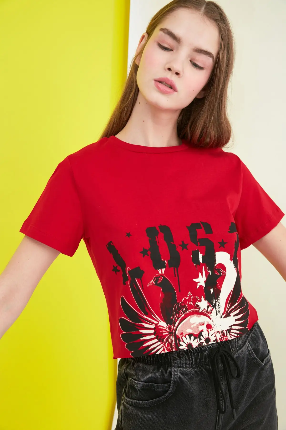 

Укороченная трикотажная футболка с принтом Trendyol TWOSS21TS0626