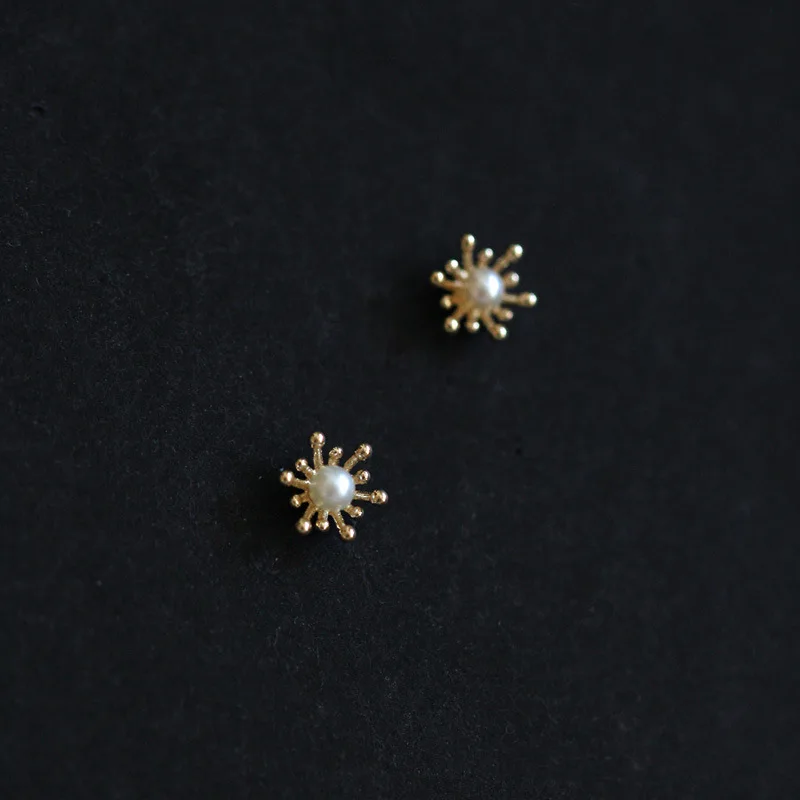 

OEIN 925 Sterling Silver Fashion Pearl Stud Earrings Women Elegant Mini Flower Ear Jewelry 2021 Trend Ladies Luxury Earrings