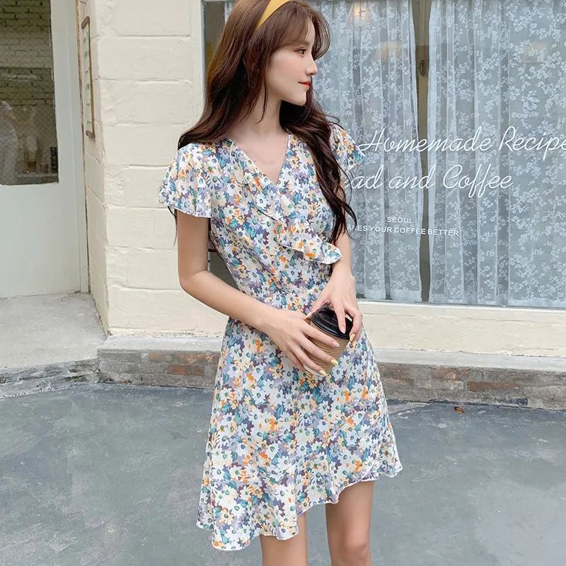Женское платье с V-образным вырезом цветочным принтом и коротким рукавом |