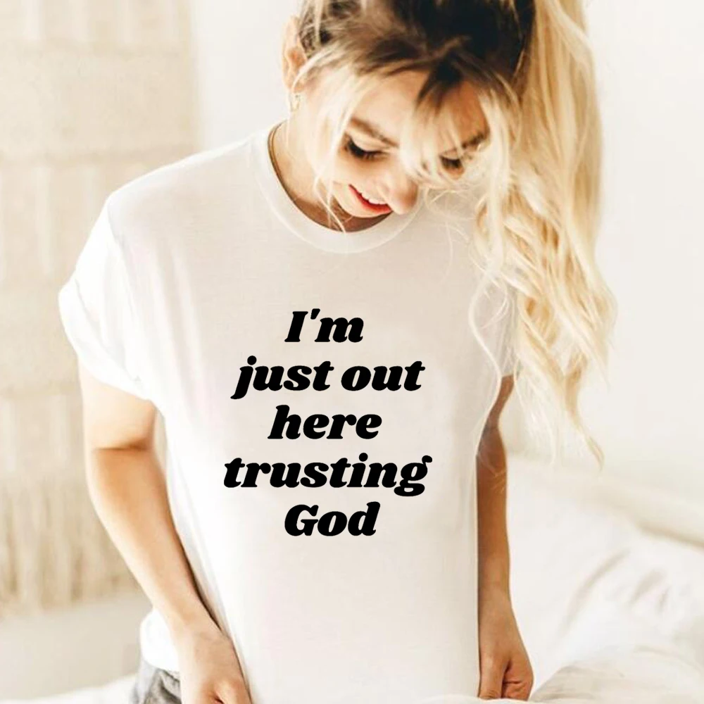 

Женская футболка с надписью «I'm Just Out Here triting God Christian», хлопковая одежда для девочек размера плюс, Прямая поставка