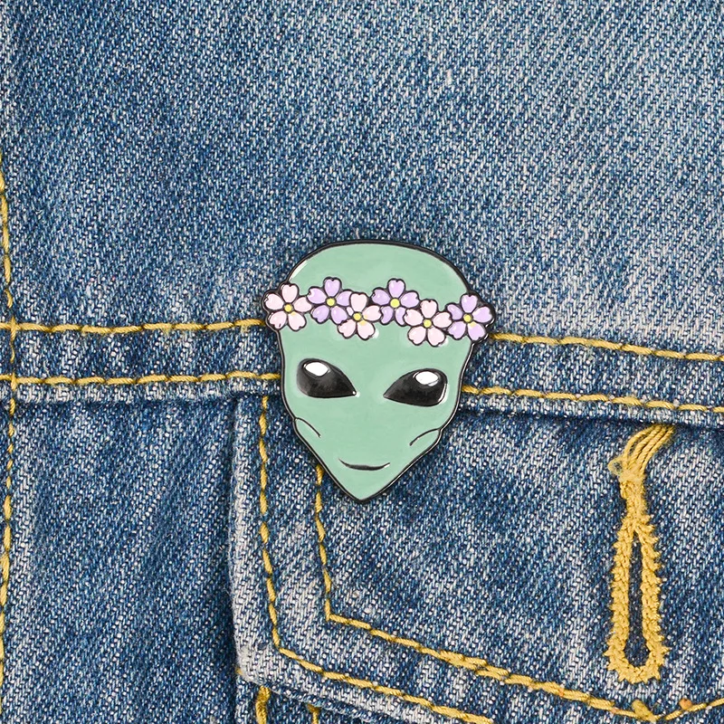 

Green Alien Brooch for Women Wreath Alloy Cowboy Badges Shirt Pins Broches Badge Pines Metalicos Jewelry Brosche Accessories