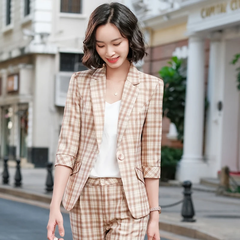 Женский деловой костюм в клетку элегантный с коротким рукавом брюки и жакет