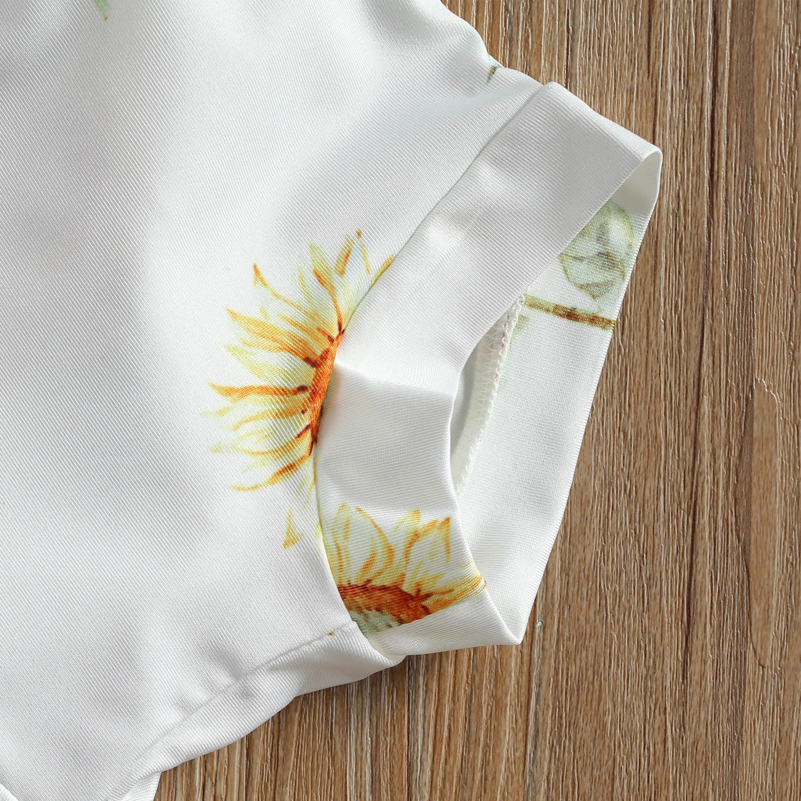 

Newborn Baby Girls 3-piece Outfit Set Fly Sleeve Romper+Print Shorts+Headband Set for Kids Girls