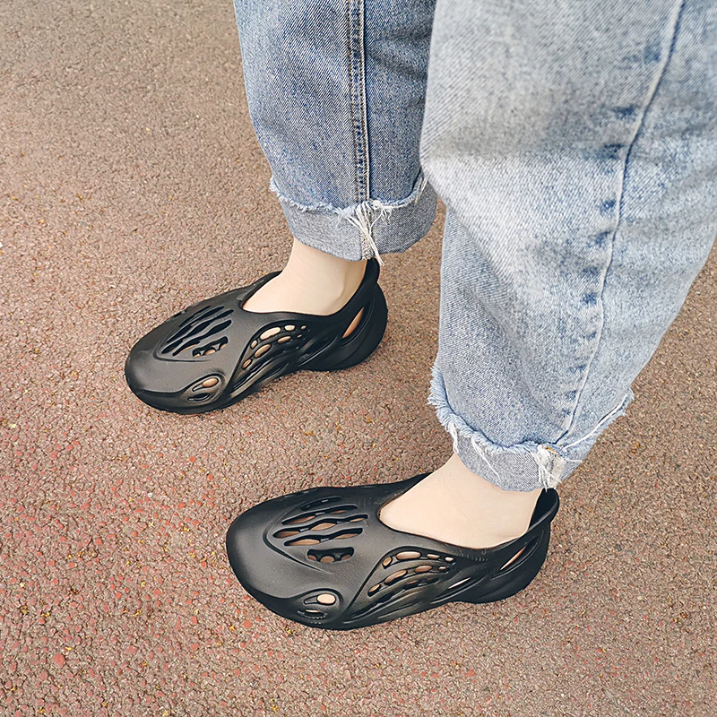 

2020 summer new large size rubber sports hole trend sandals men and women couple sandals beach wading shoes X210