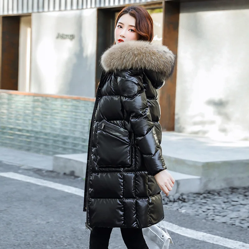 Женский зимний пуховик средней длины с капюшоном и мехом енота | Женская одежда