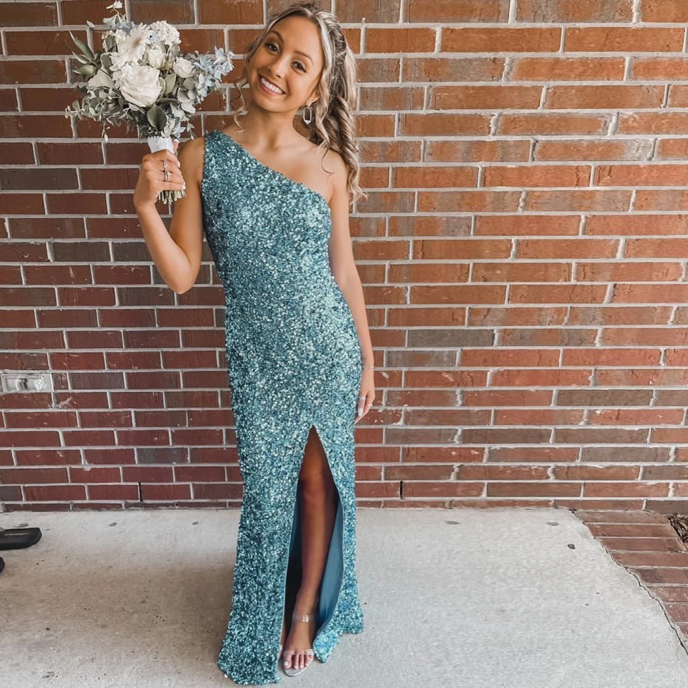 

Женское вечернее платье с одним открытым плечом, зеленое прямое платье до пола без рукавов с разрезом и блестками, платье для выпускного веч...