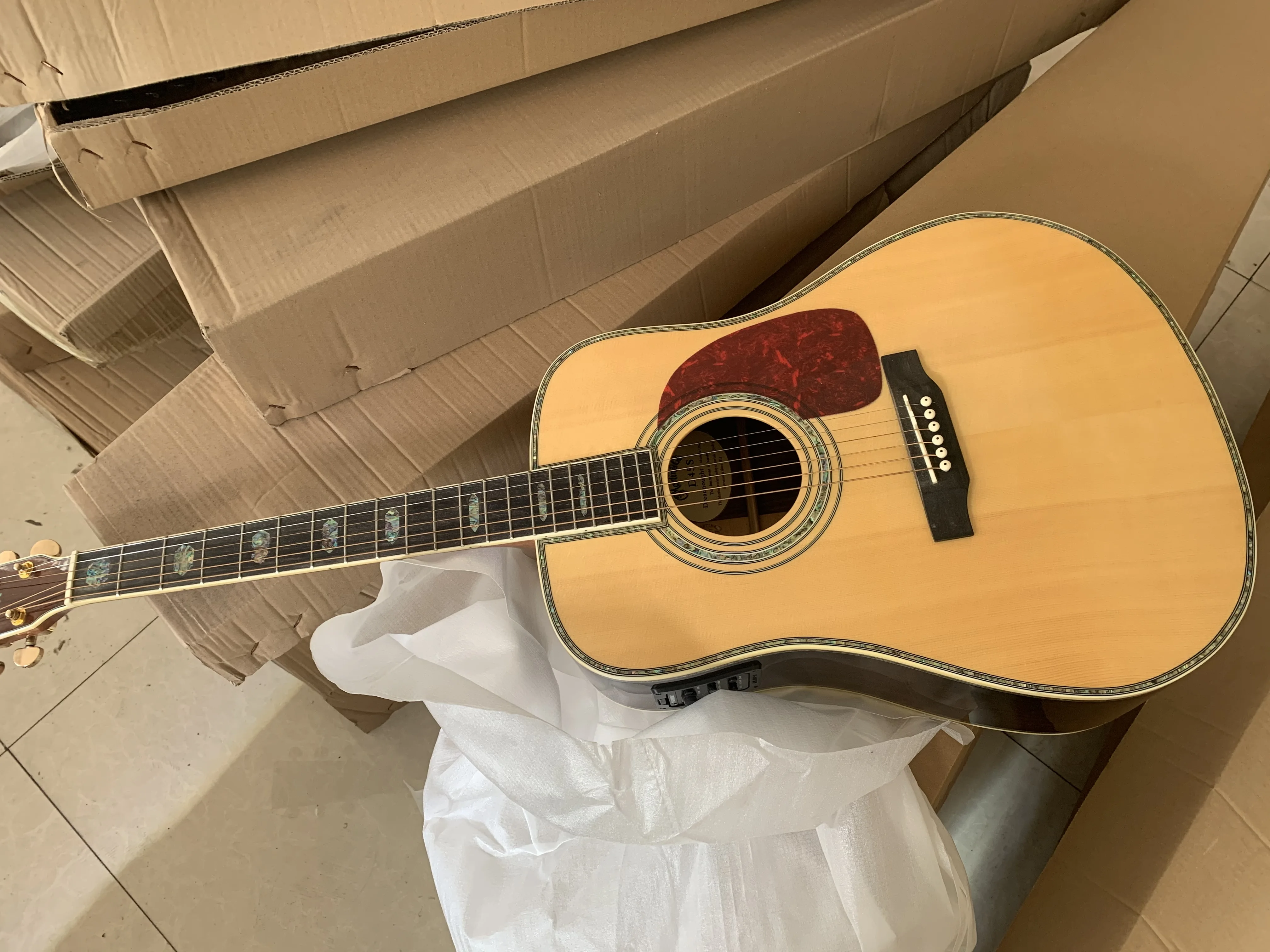 Магазин гитар в Китае акустическая гитара топ из твердой ели бесплатная