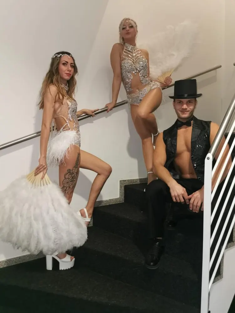 Блестящий серебристый сетчатый боди с кристаллами Женский перьевой костюм