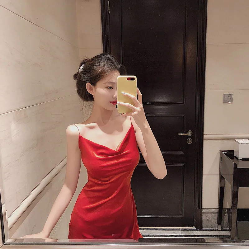 Женское бархатное платье на бретельках Korobov винтажное элегантное облегающее с v