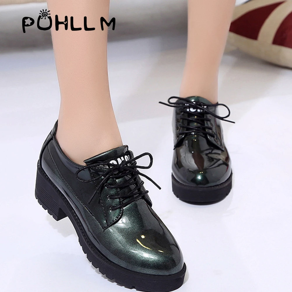 Нескользящая обувь из лакированной кожи с круглым носком женская на толстой