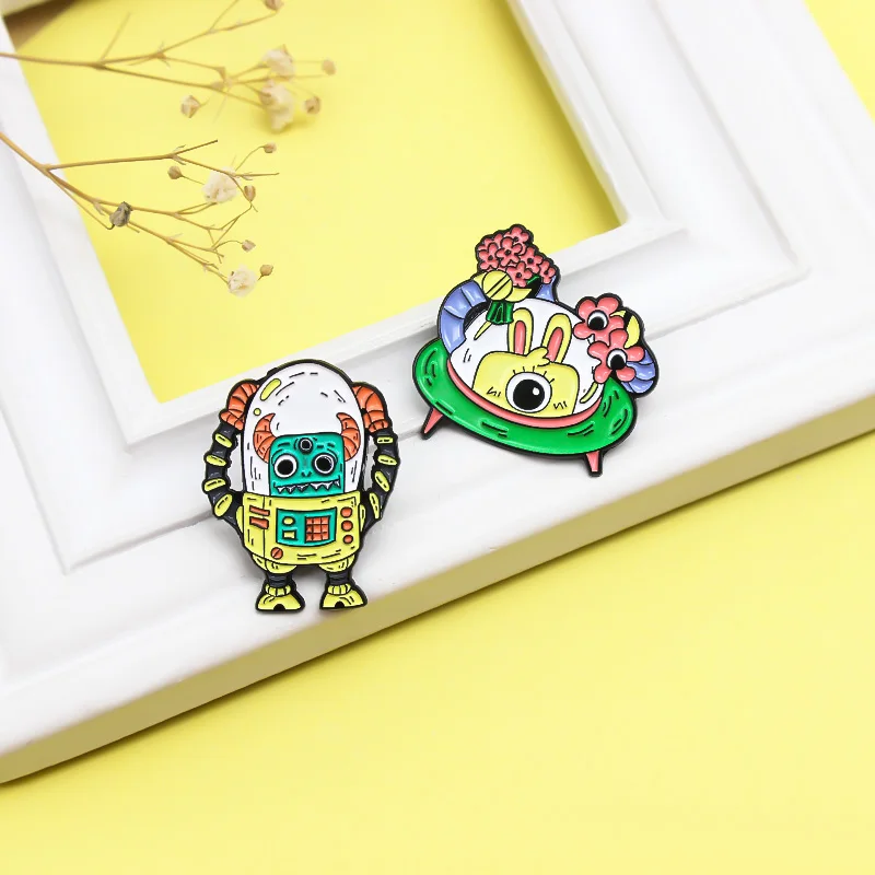 Броши с изображением космонавта инопланетянина робота Красного чемодана