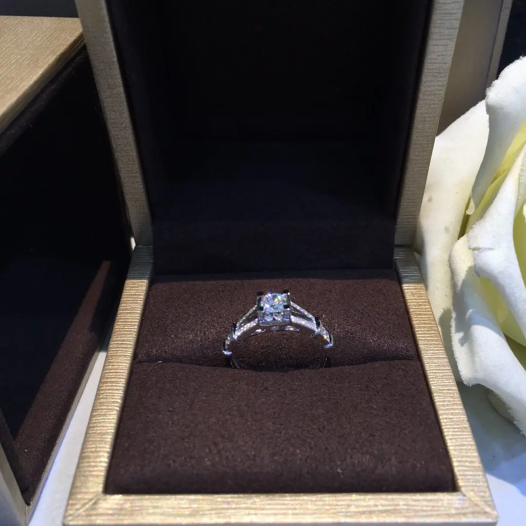 Кольцо из чистого золота 18 карат с натуральными бриллиантами красивое кольцо