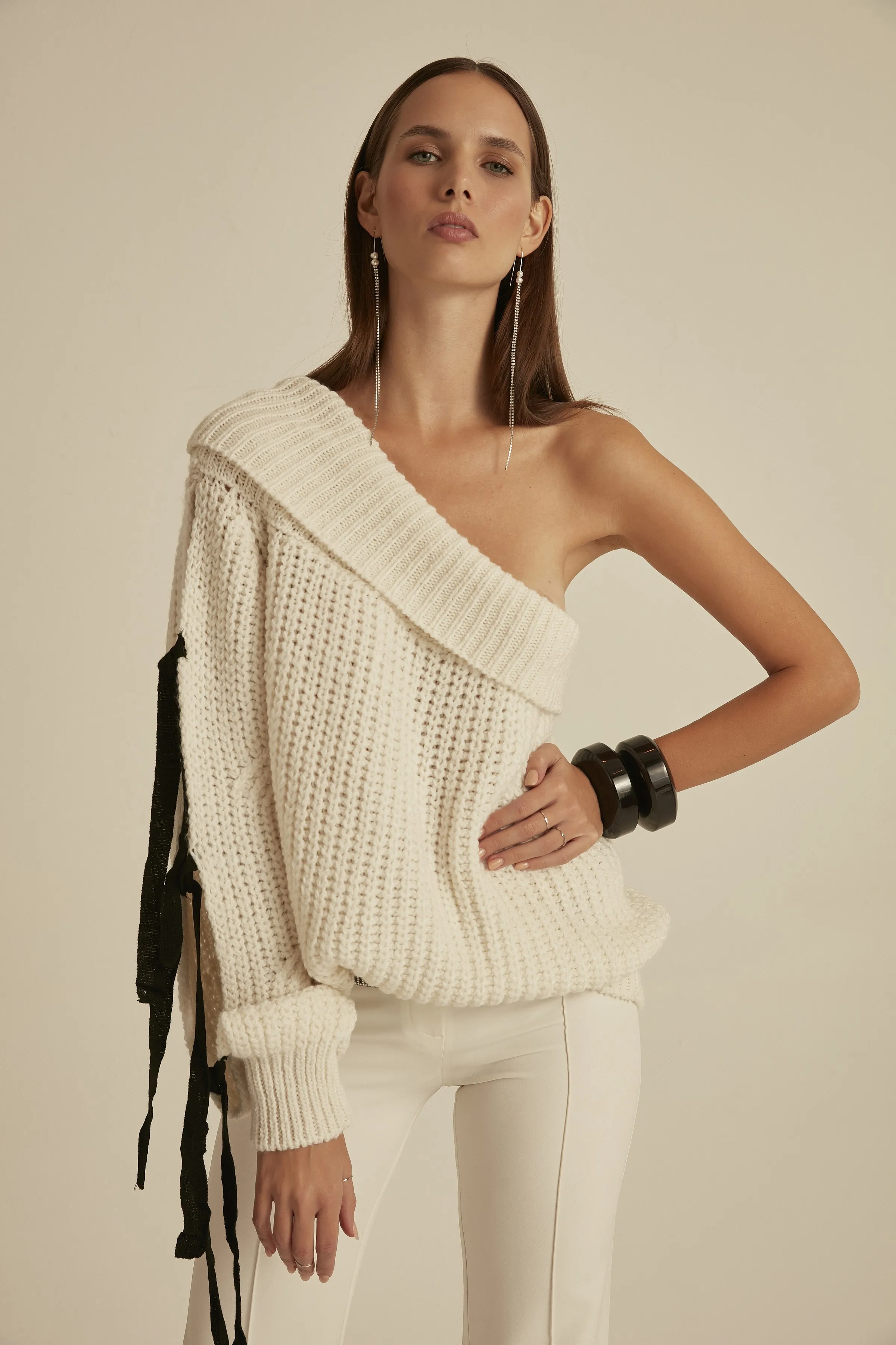 Трикотажный свитер на одно плечо |