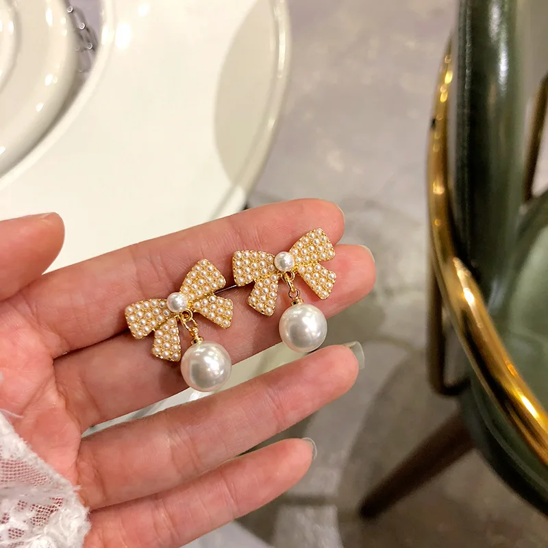 

Серебряные серьги S925, модные серьги с жемчугом и бантом, темпераментные серьги с красным жемчугом, маленькие модные ювелирные украшения для...