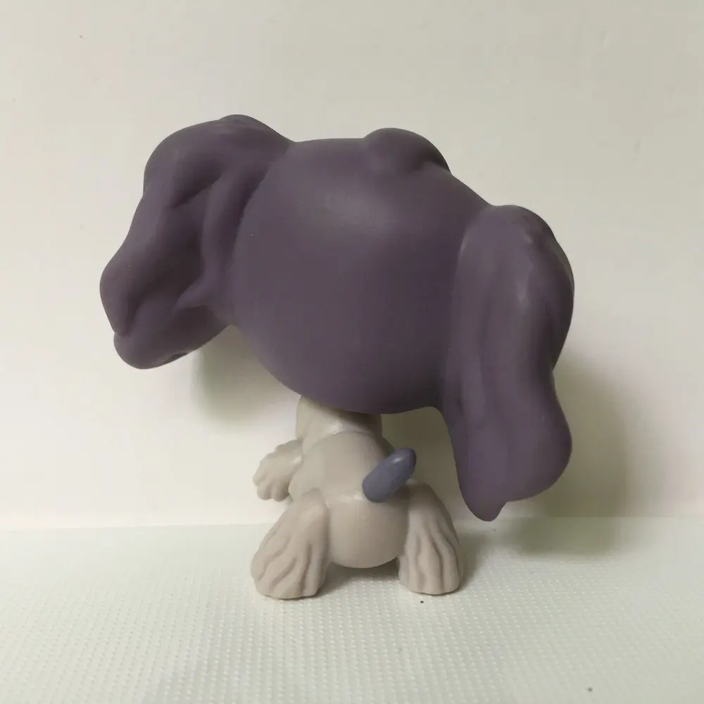 Маленькая коричневая и белая прекрасная спаниелевая собака Детская модель |