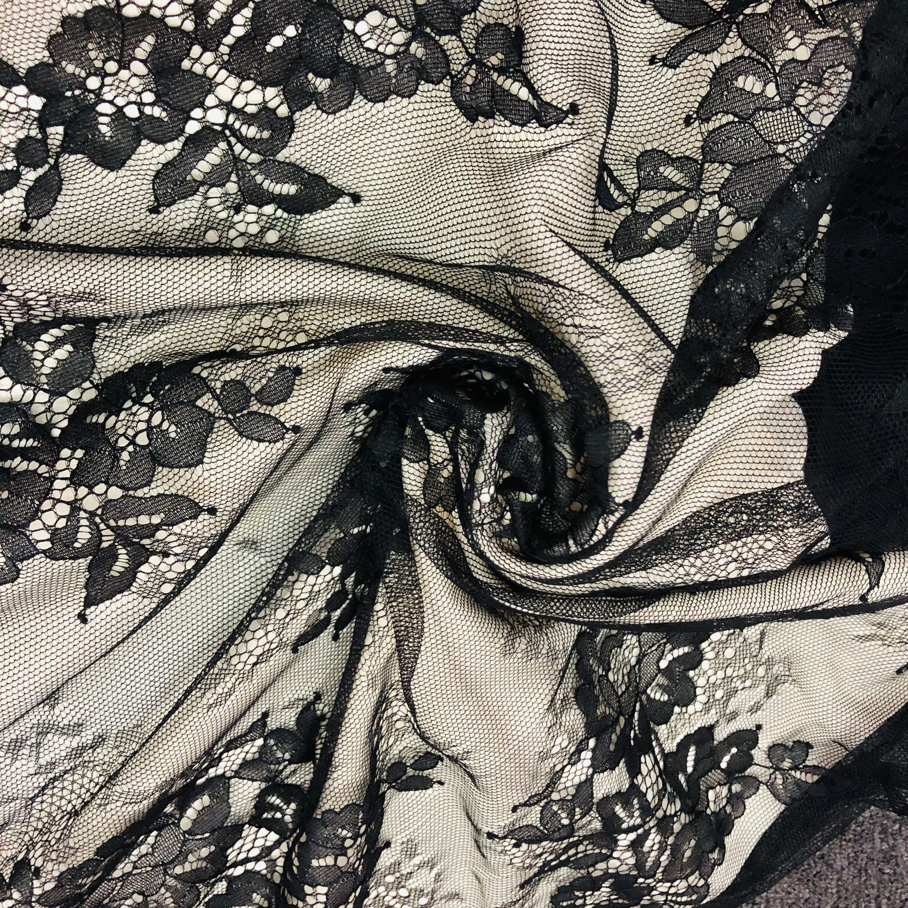 Женское облегающее платье сексуальное черное кружевное на тонких бретельках с