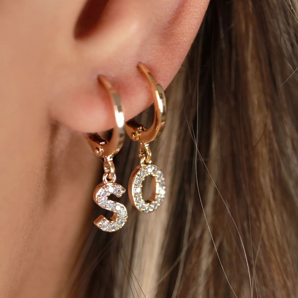 Серьги в стиле бохо с надписью и золотым кубическим цирконием серьги буквами Huggie