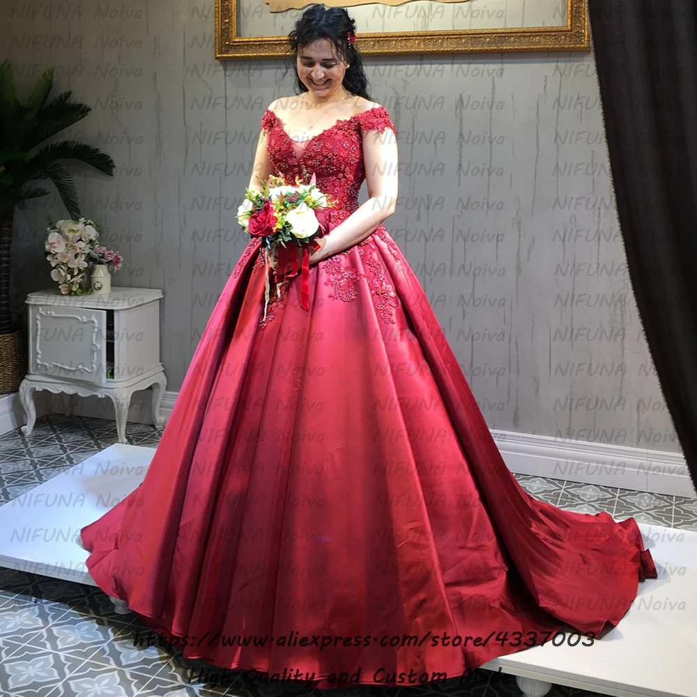 Женское атласное свадебное платье красное бальное с аппликацией и бисером