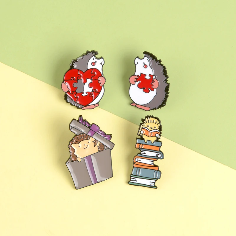 Милый Ежик в форме красного сердца головоломка спрятан коробке сидя на толстой