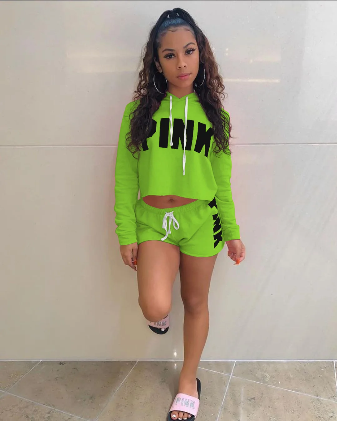 Женский спортивный костюм летний комплект из двух предметов укороченный топ и