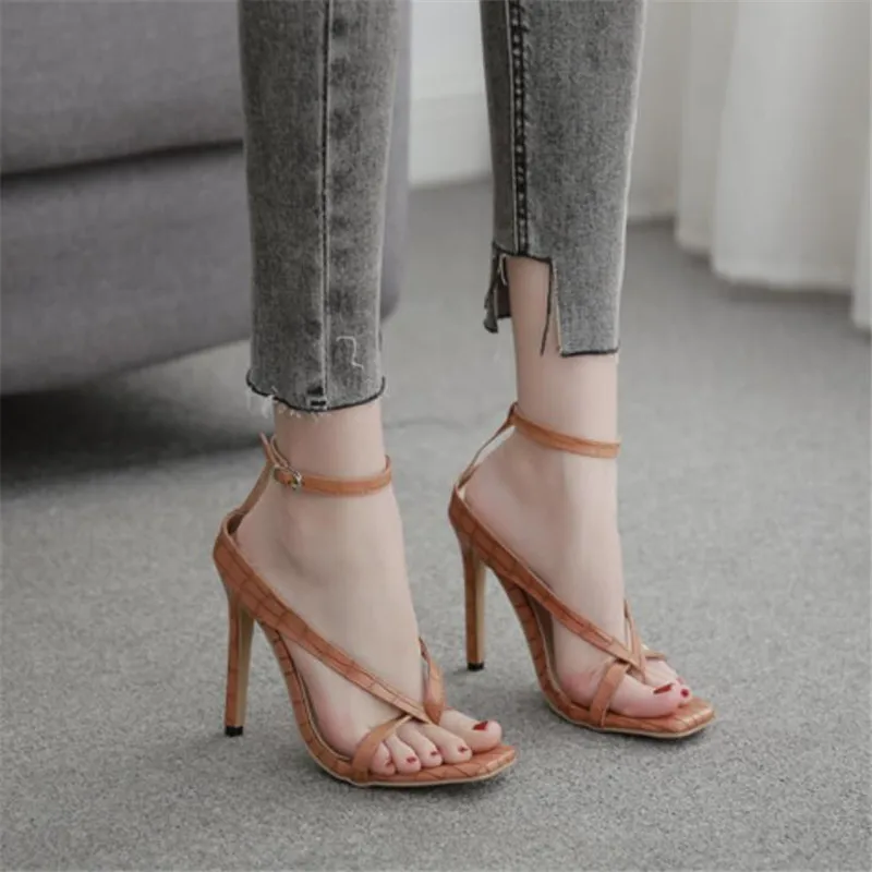 Пикантные босоножки на ремешках с узором из черного камня женские высоком