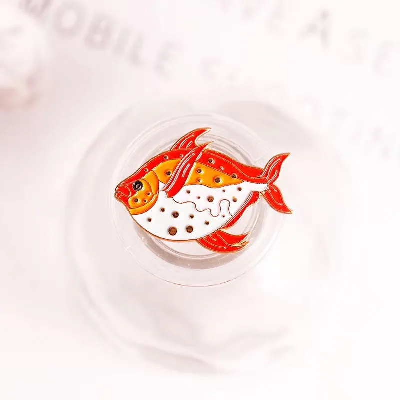Мультяшная брошь Золотая рыбка тропическая рыба универсальная эмалированная