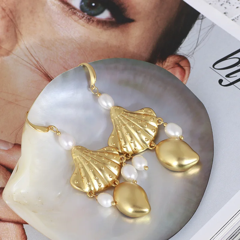 

Vintage frosted gold shell inlaid pearls new design fashion earrings