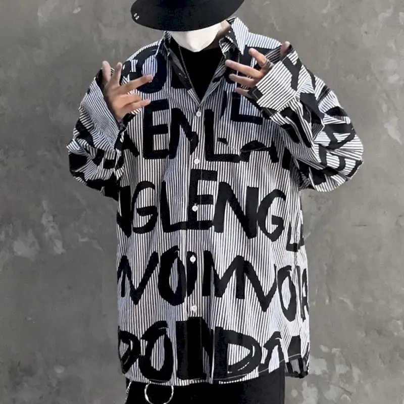 Мужская рубашка в темную полоску с длинным рукавом свободного покроя