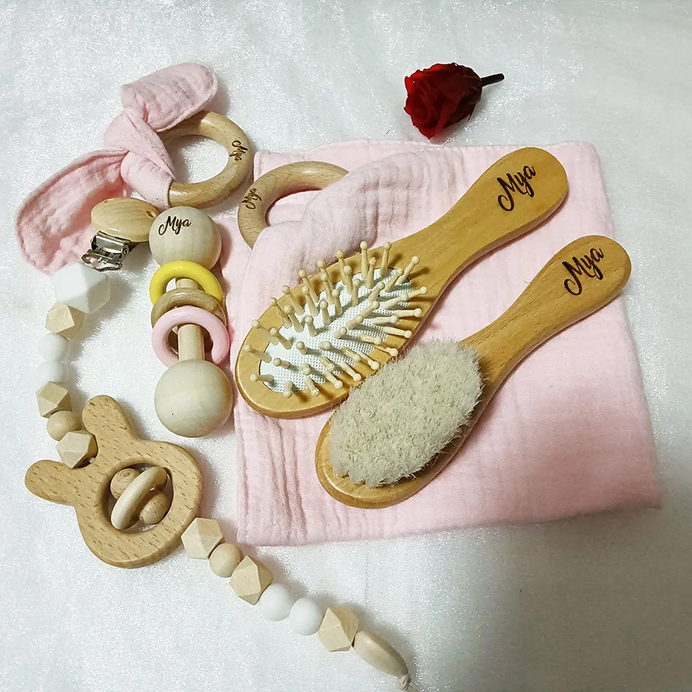 

Подарочный набор для купания новорожденных с именем, погремушка-соска на цепочке для детей 0-12 месяцев, 6 предметов, подарок для мальчиков и д...