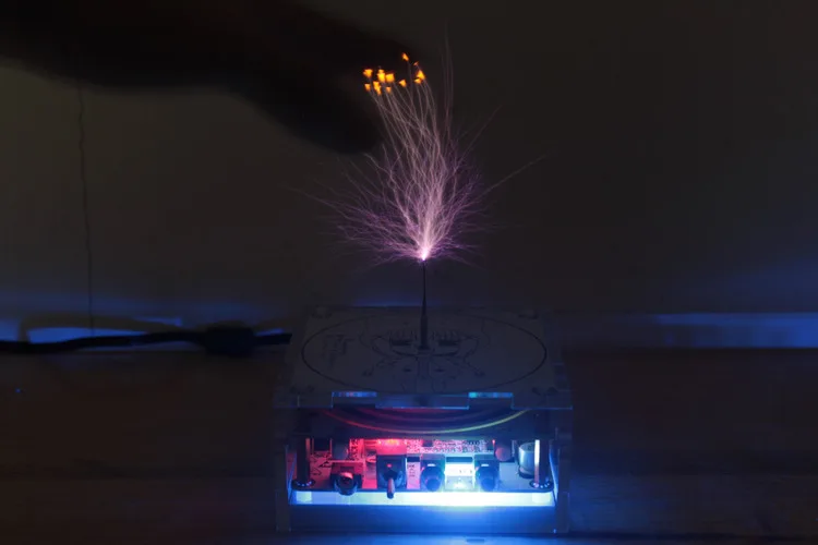 Tesla coil Tablet music Tesla coil Plasma loudspeaker Touch arc In the hands of the lightning