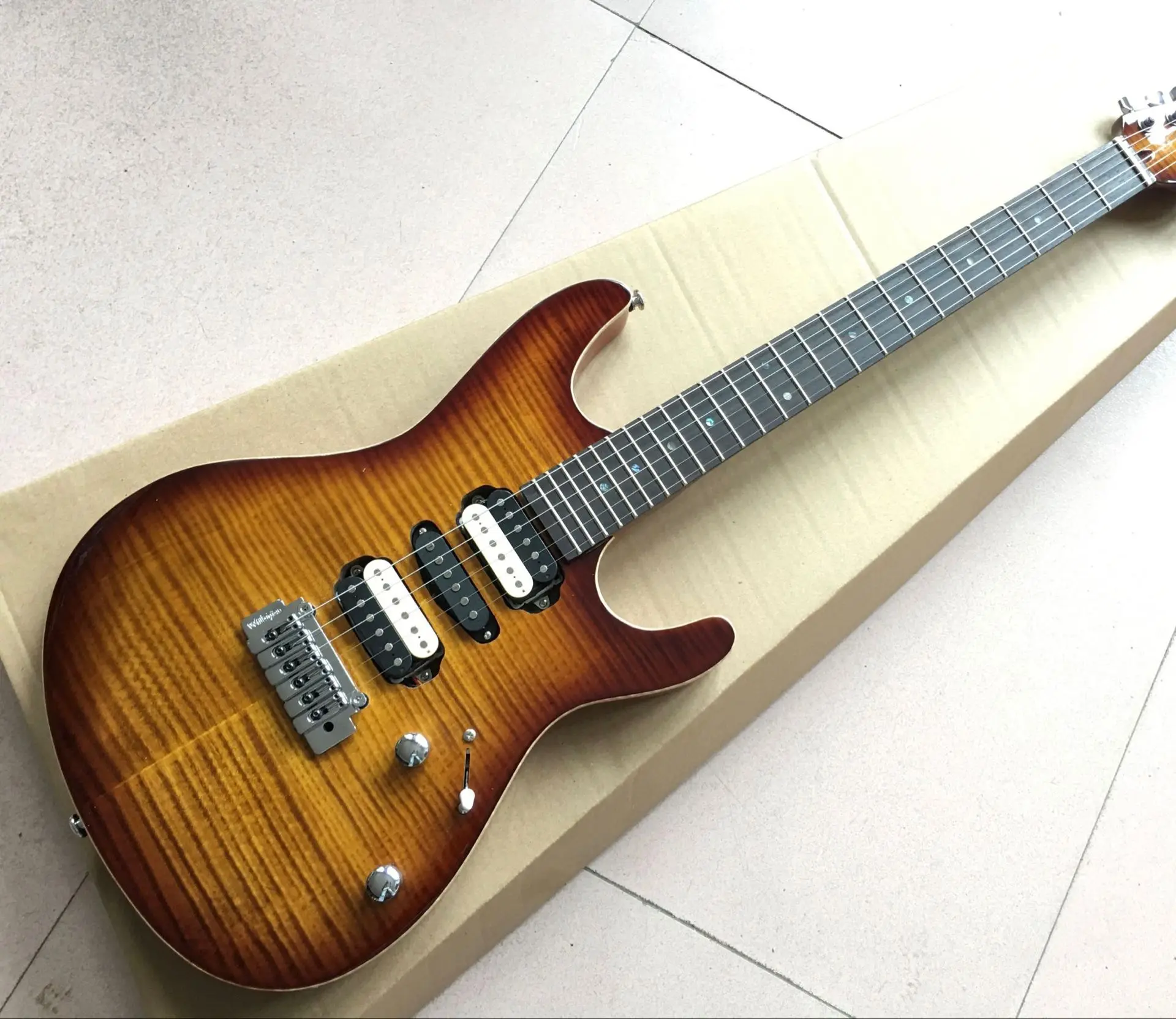 

New style electric guitar.brown color tiger flame top ,rosewood fingerboard guitarra,high quality pickups.6 stings gitaar