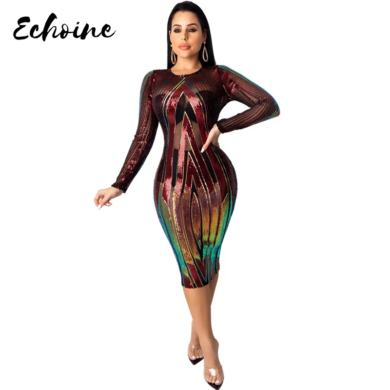 Платье цвета блока с длинным рукавом и круглым вырезом облегающее расшитое